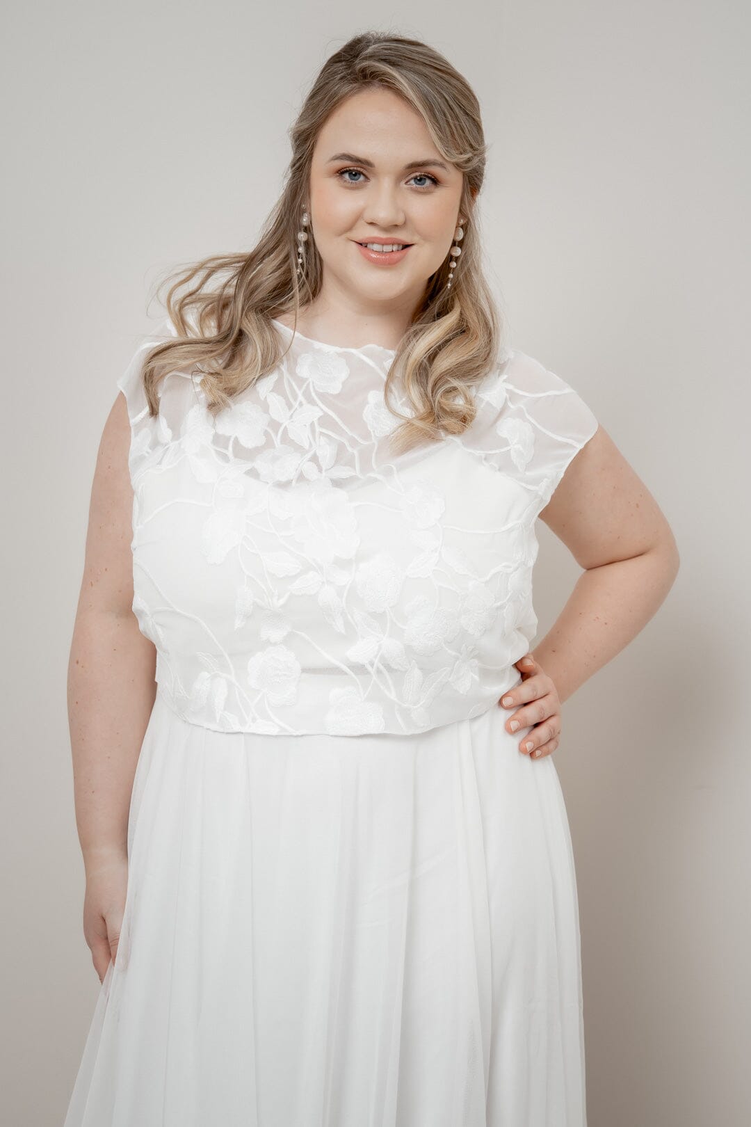 noni-eniz-chiffon-top-ivory-mit-stickerei-und-cap-rmeln image 4
