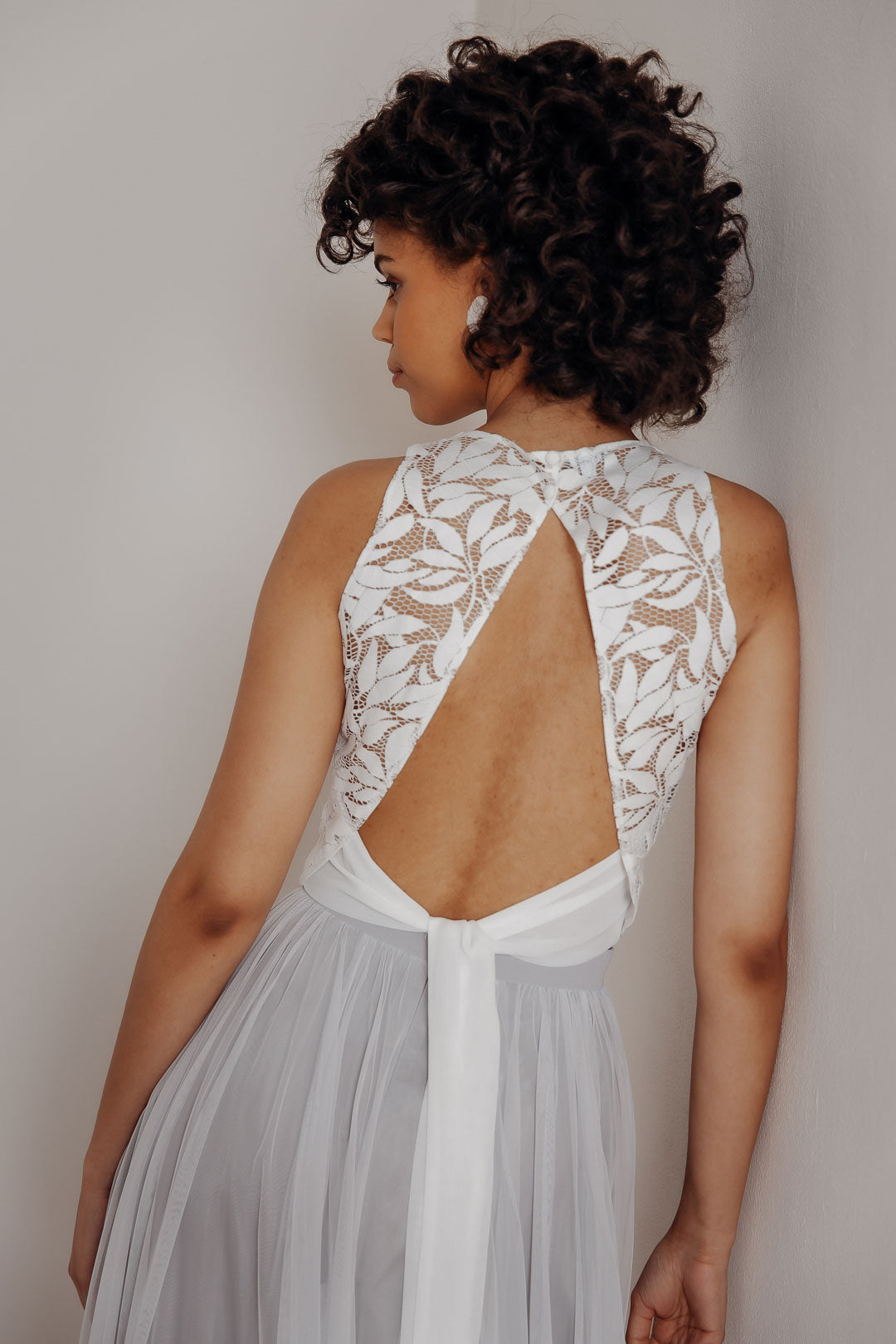 noni-braut-top-emilia-rmellos-mit-bl-tter-spitze-und-r-cken-cut-out image 6