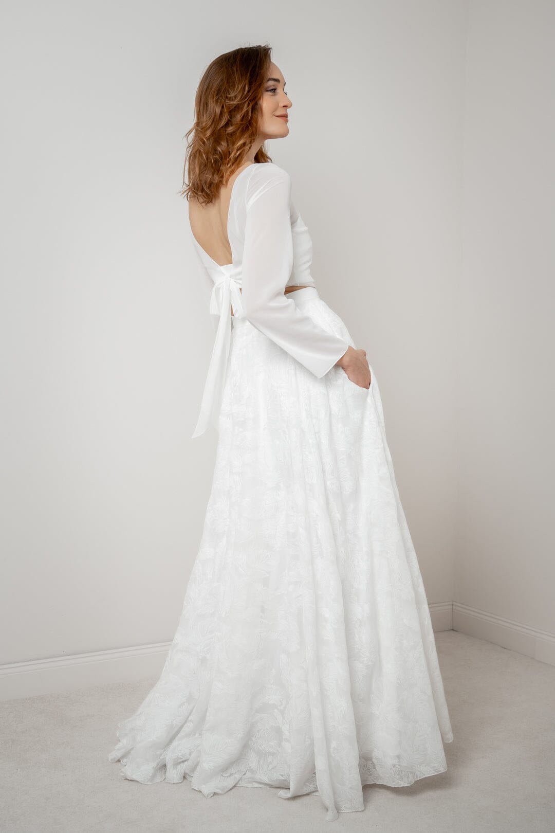 noni-gillianne-chiffon-brautrock-maxi-mit-federmuster-in-ivory image 4