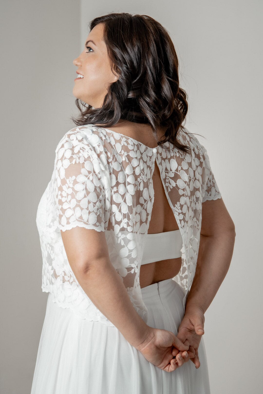 noni-curvy-aza-plus-size-braut-top-aus-bl-tterspitze-kurz-rmelig image 6
