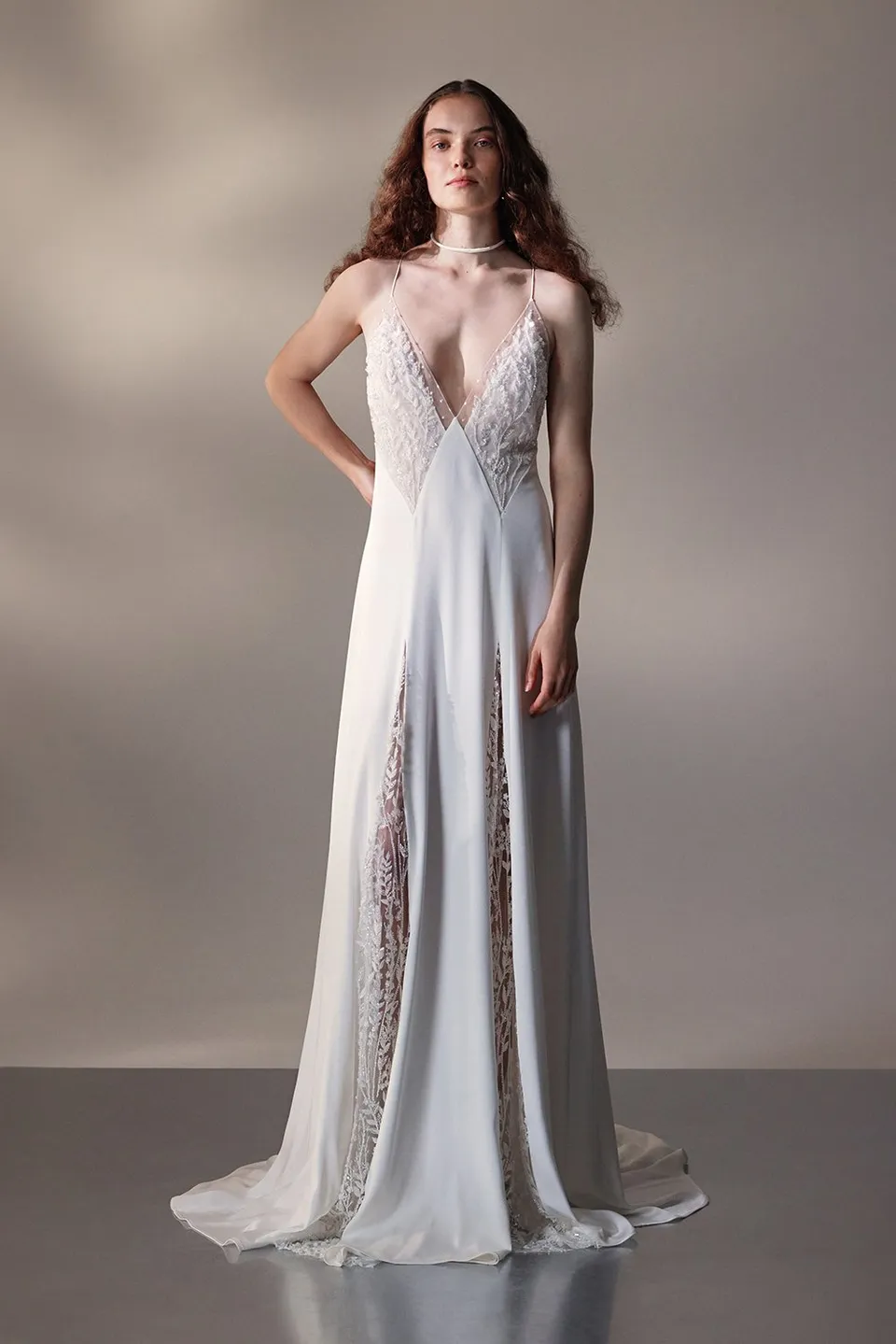 kaviar-gauche-tali-brautkleid-figurbetont-mit-couture-perlenstickerei image 1