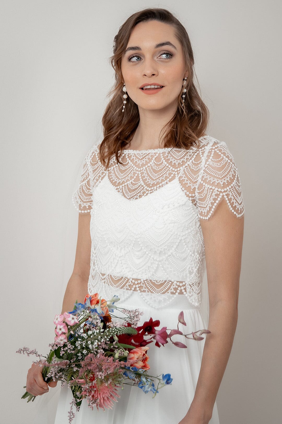 noni-niah-kurzarm-braut-top-aus-vintage-spitze-mit-knopfleiste image 1