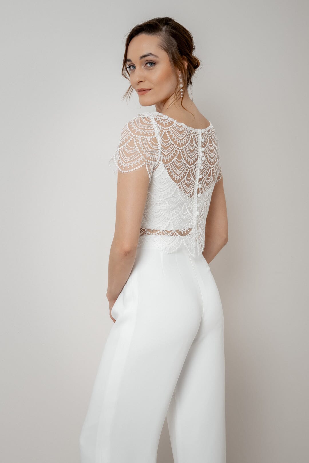 noni-niah-kurzarm-braut-top-aus-vintage-spitze-mit-knopfleiste image 2