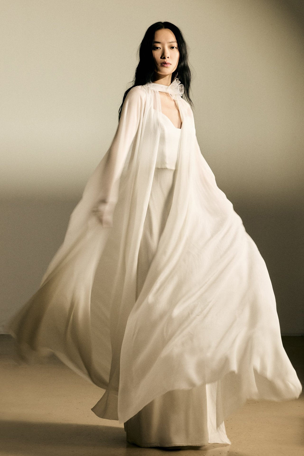 kaviar-gauche-callas-cape-bodenlanges-brautcape-aus-chiffon image 1