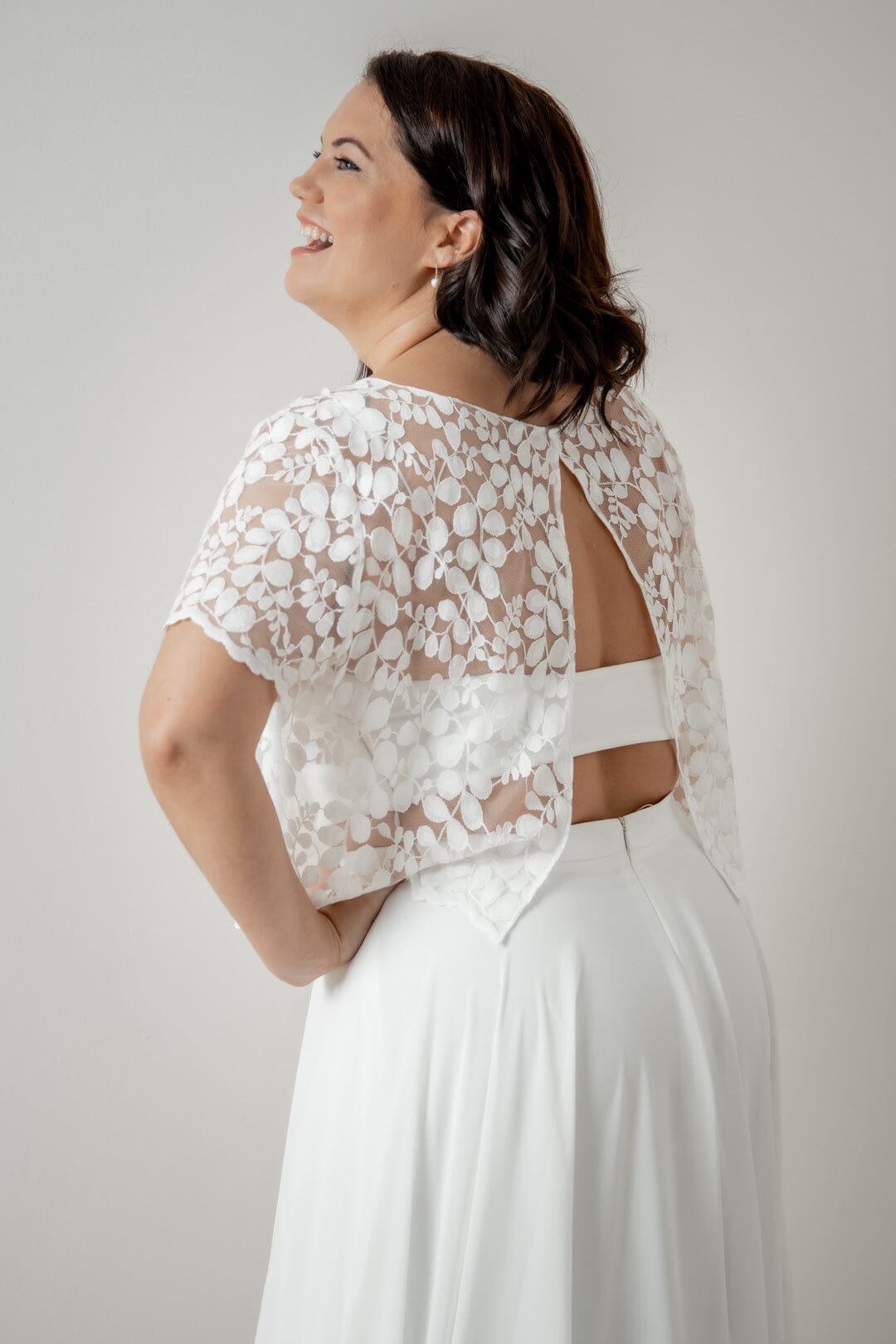 noni-curvy-aza-plus-size-braut-top-aus-bl-tterspitze-kurz-rmelig image 2