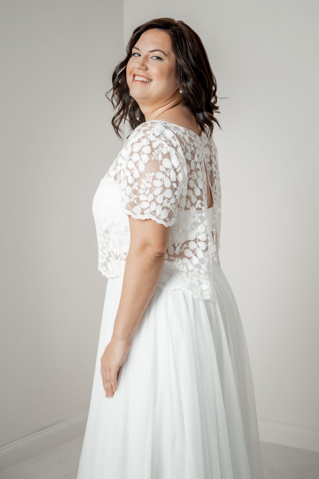 noni-curvy-aza-plus-size-braut-top-aus-bl-tterspitze-kurz-rmelig image 4