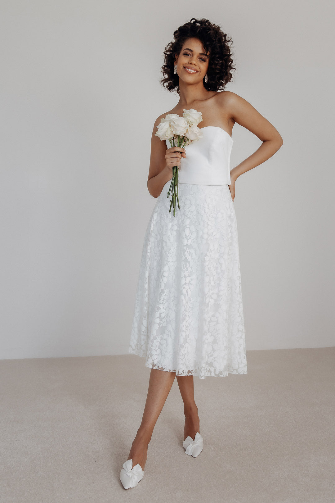 noni-liza-midi-brautrock-aus-botanikspitze-mit-taschen-in-ivory image 2