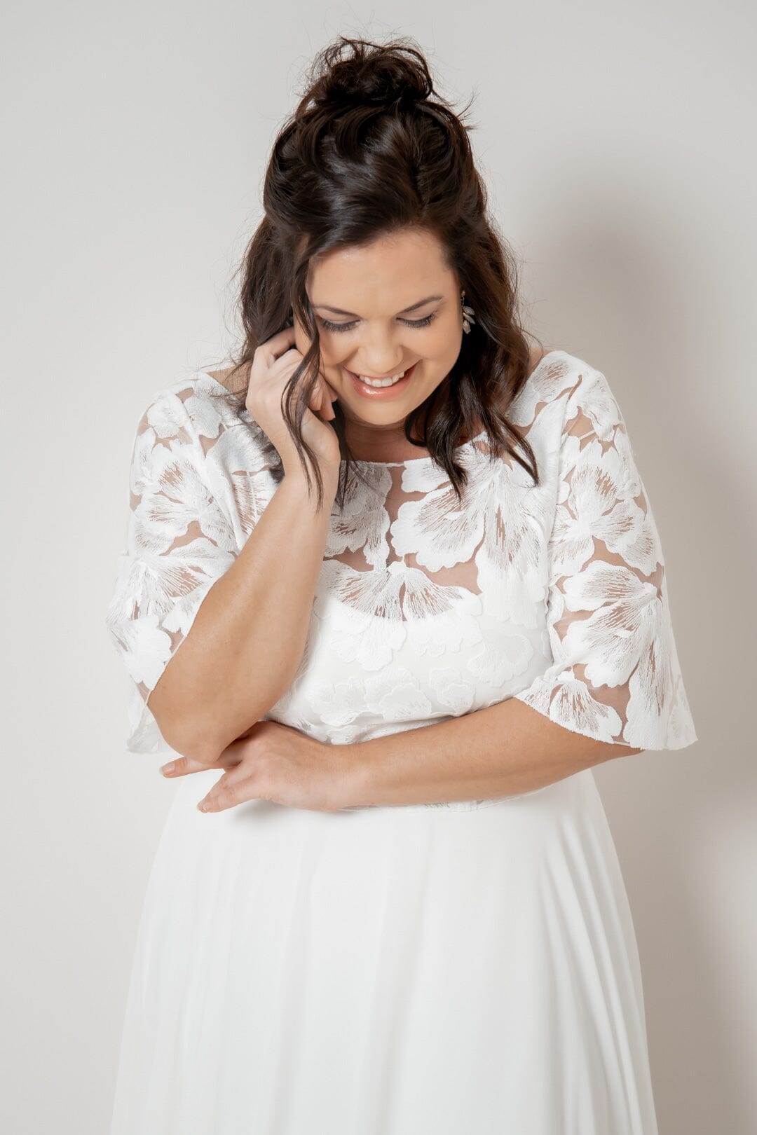 noni-philina-curvy-plus-size-braut-top-aus-bl-tenspitze-mit-glocken-rmeln image 1