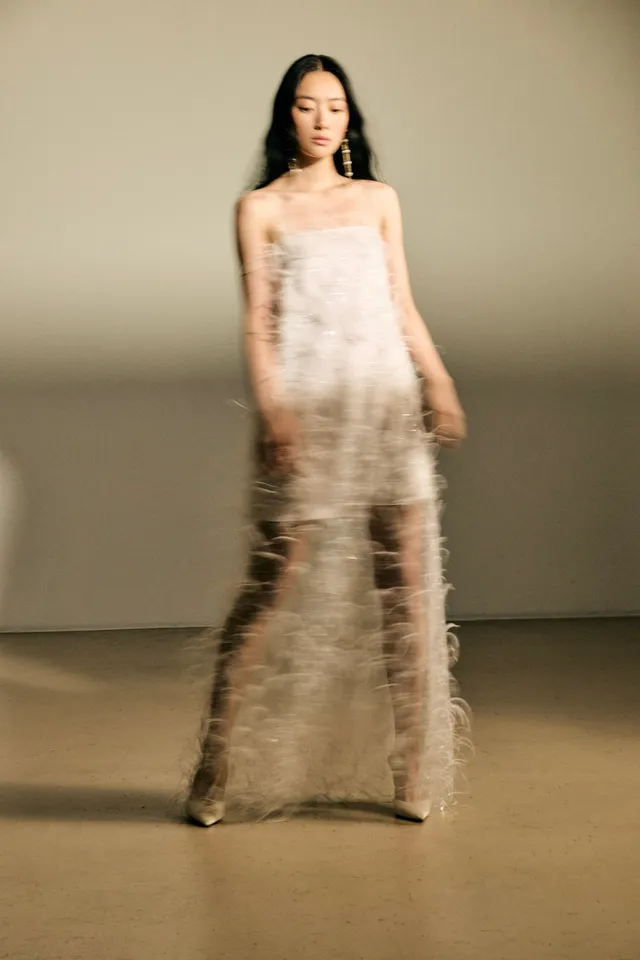 kaviar-gauche-feather-maxi-dress-feder-brautkleid-mit-spaghettitr-gern image 1