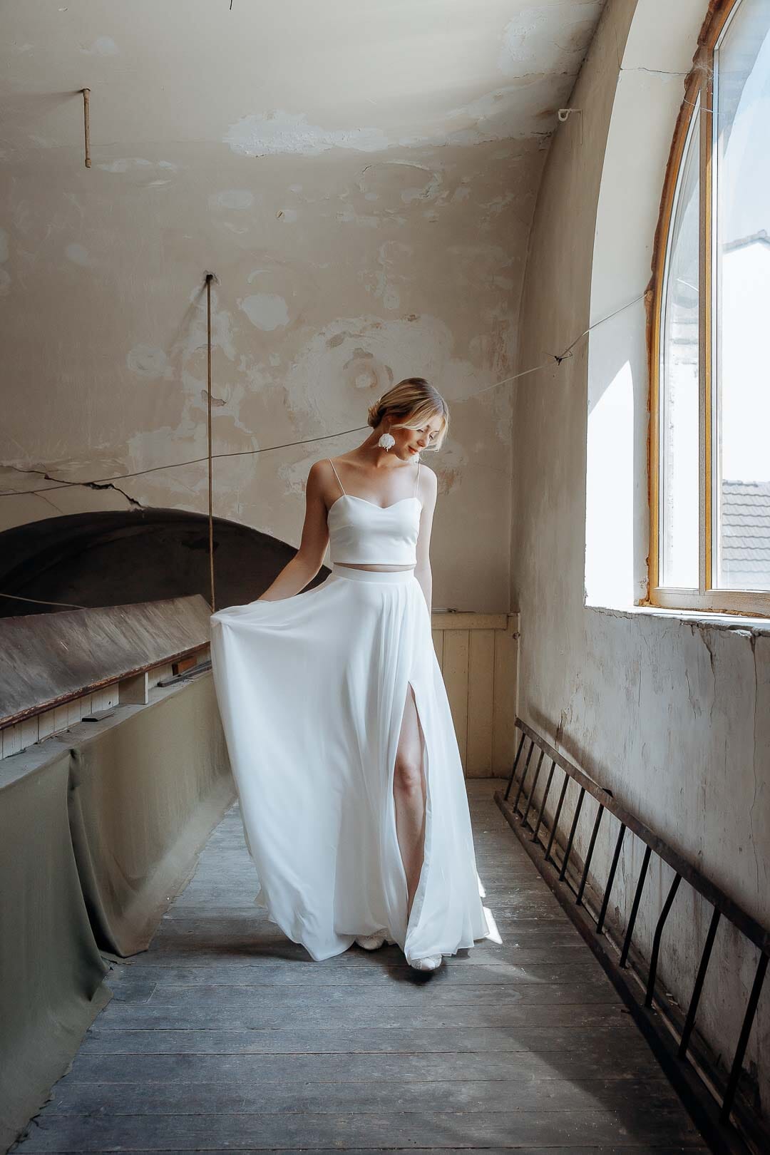 noni-jona-langer-brautrock-mit-beinschlitz-chiffon-in-ivory image 1