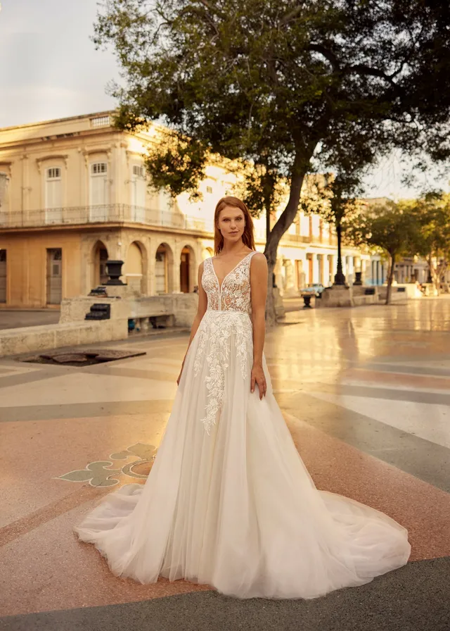 herve-paris-bridal-lola-z-brautkleid-libre-collection image 1