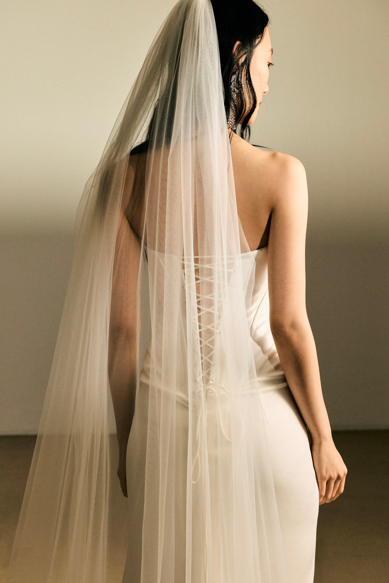 kaviar-gauche-chantelle-corsage-dress-ivory-skulpturales-braut-abendkleid image 2