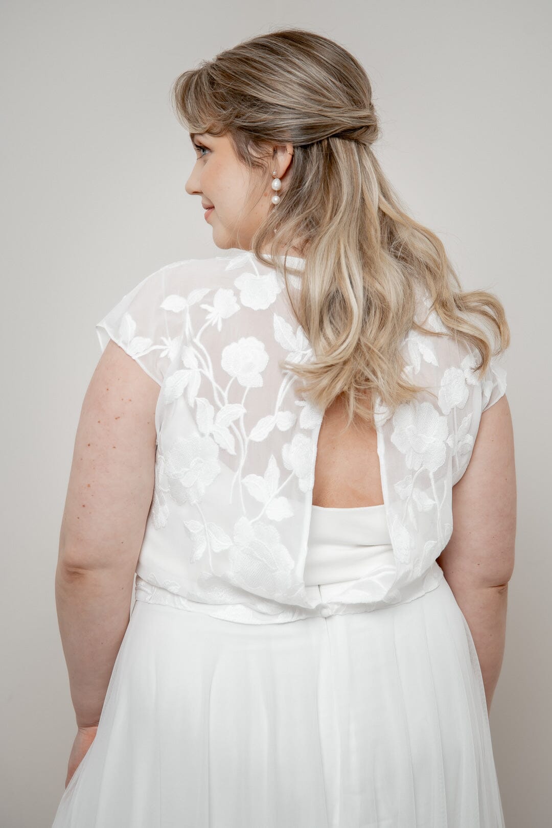 noni-eniz-chiffon-top-ivory-mit-stickerei-und-cap-rmeln image 5