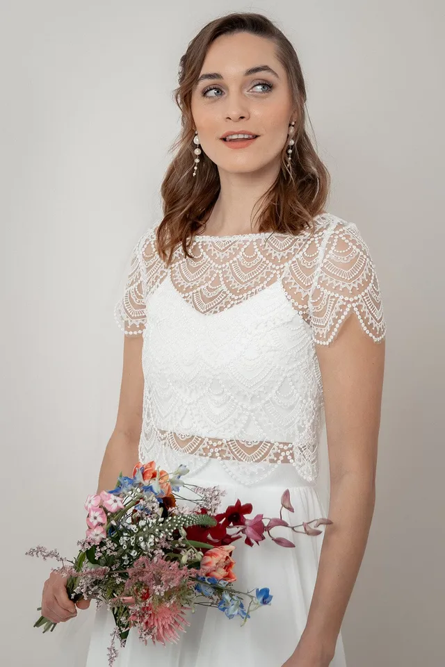 noni-niah-kurzarm-braut-top-aus-vintage-spitze-mit-knopfleiste image 1