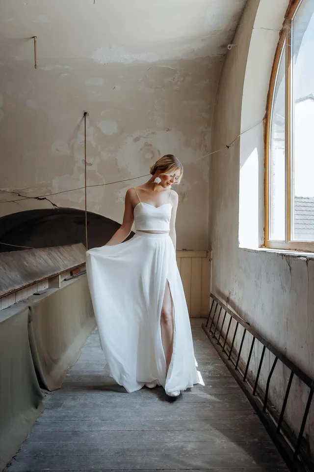 noni-jona-langer-brautrock-mit-beinschlitz-chiffon-in-ivory image 1