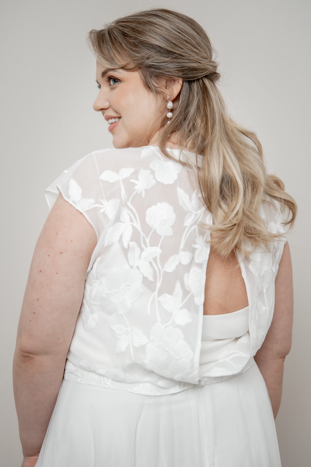 noni-eniz-chiffon-braut-top-curvy-ivory-blumenmuster image 2