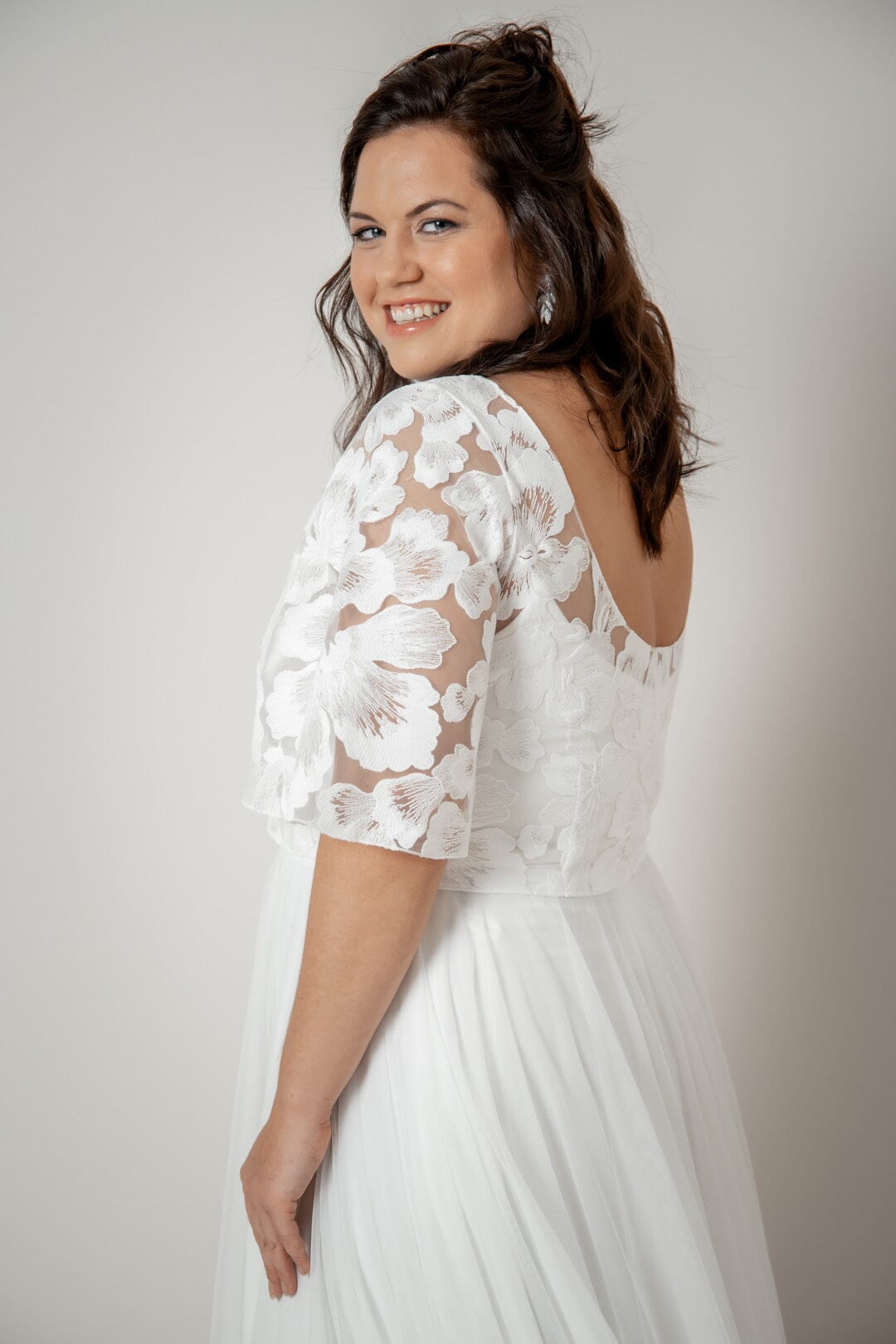noni-philina-curvy-plus-size-braut-top-aus-bl-tenspitze-mit-glocken-rmeln image 2