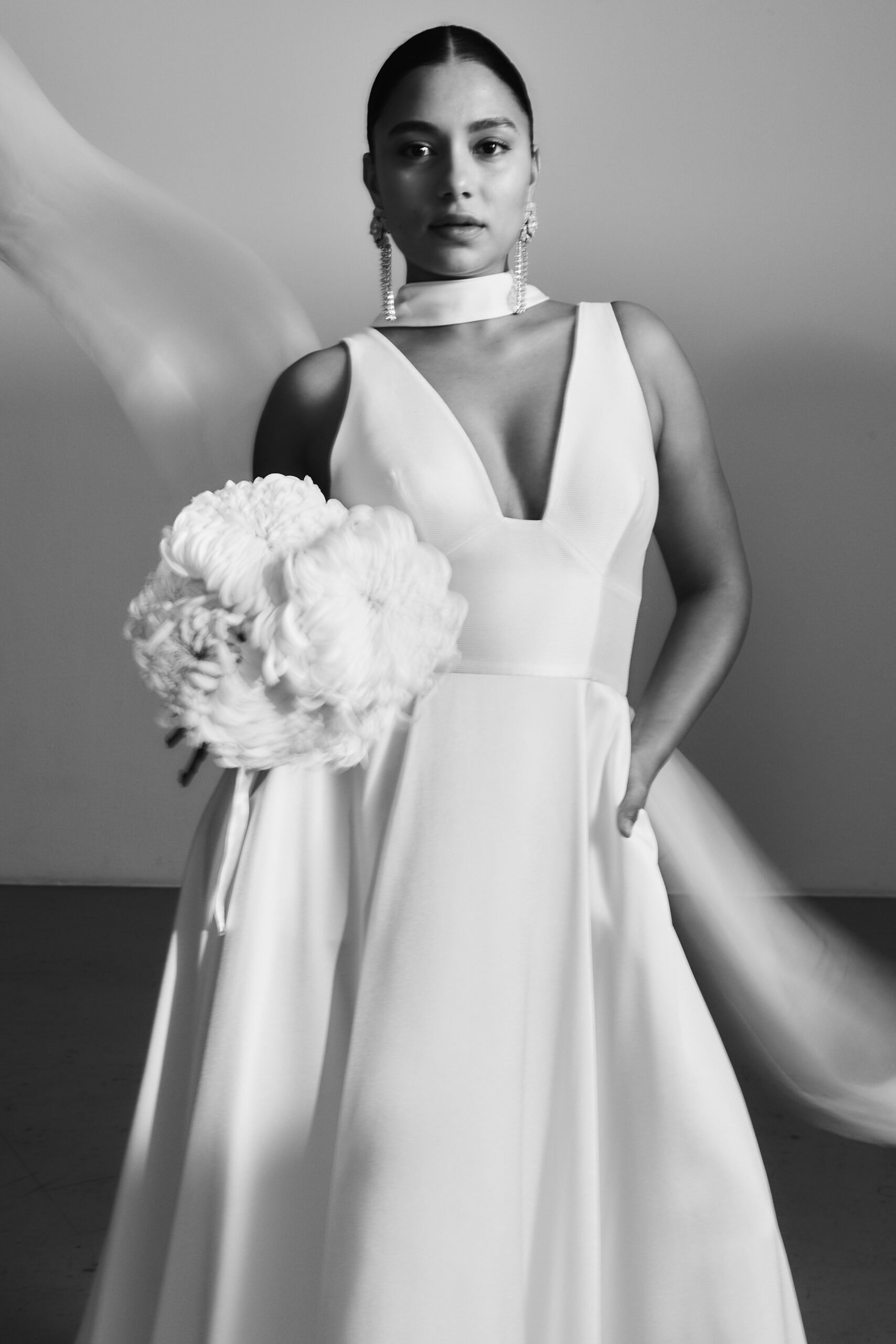 kaviar-gauche-edgy-dream-dress-7-8-brautkleid-v-ausschnitt image 2