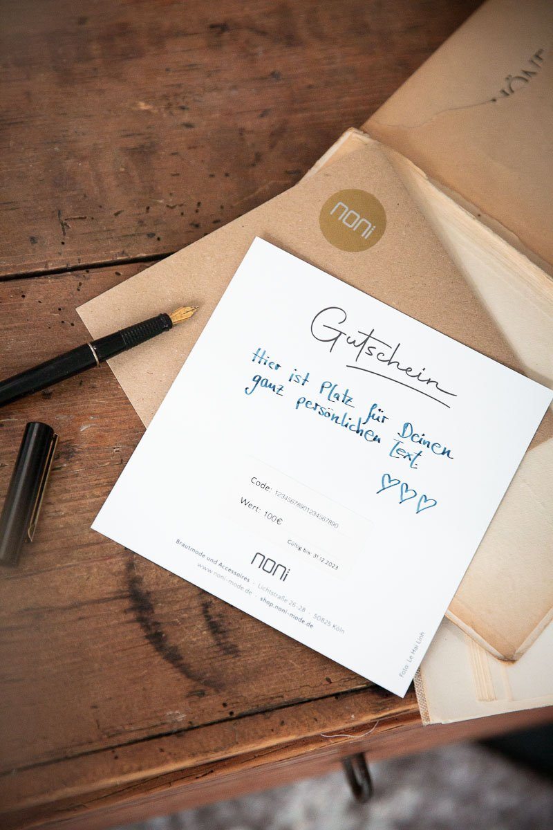 noni-geschenkgutschein-quadratische-postkarte-mit-golddruck image 3