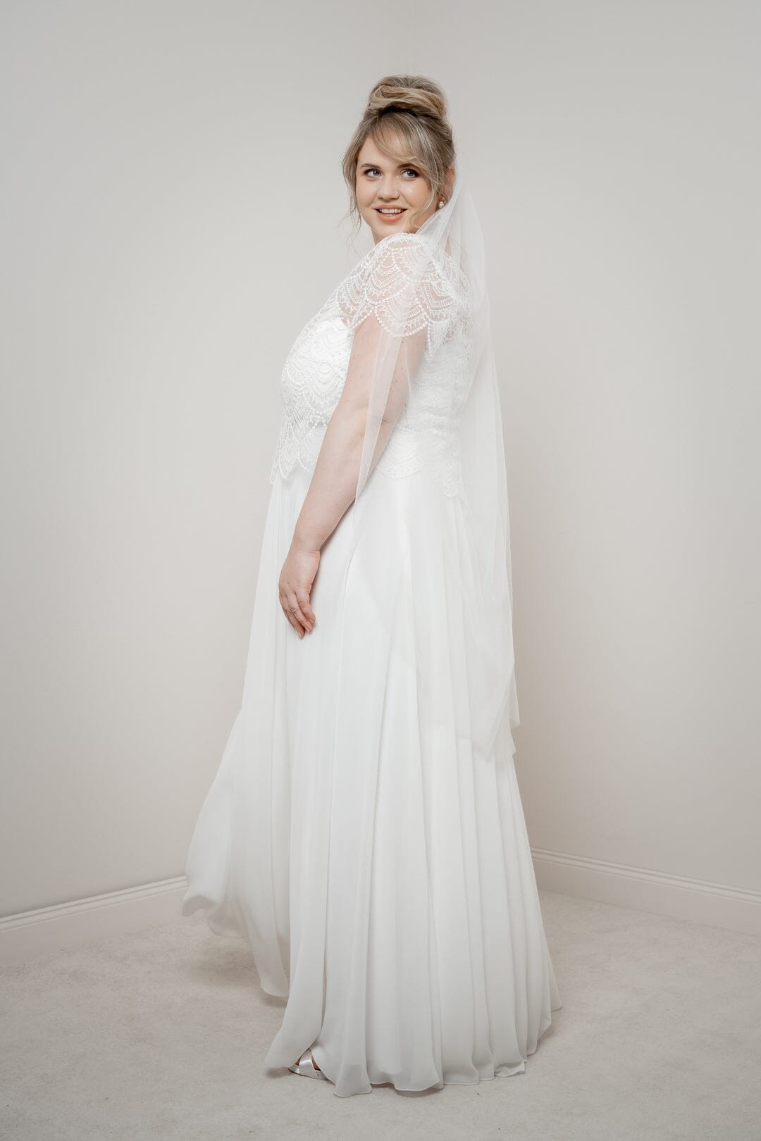noni-curvy-jona-plus-size-braut-rock-aus-chiffon-in-ivory image 2