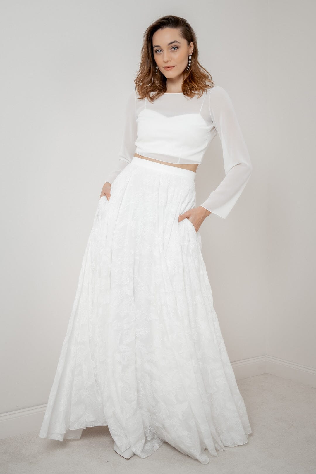 noni-gillianne-chiffon-brautrock-maxi-mit-federmuster-in-ivory image 5
