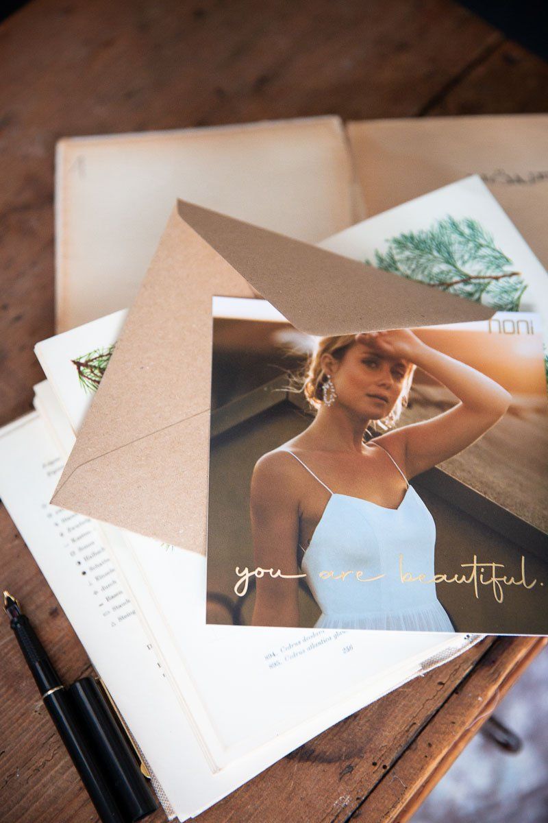 noni-geschenkgutschein-quadratische-postkarte-mit-golddruck image 5