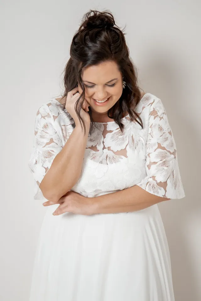 noni-philina-curvy-plus-size-braut-top-aus-bl-tenspitze-mit-glocken-rmeln image 1