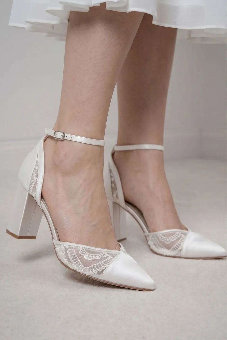 noni-niah-brautschuh-satin-pumps-ivory-mit-blockabsatz image 1