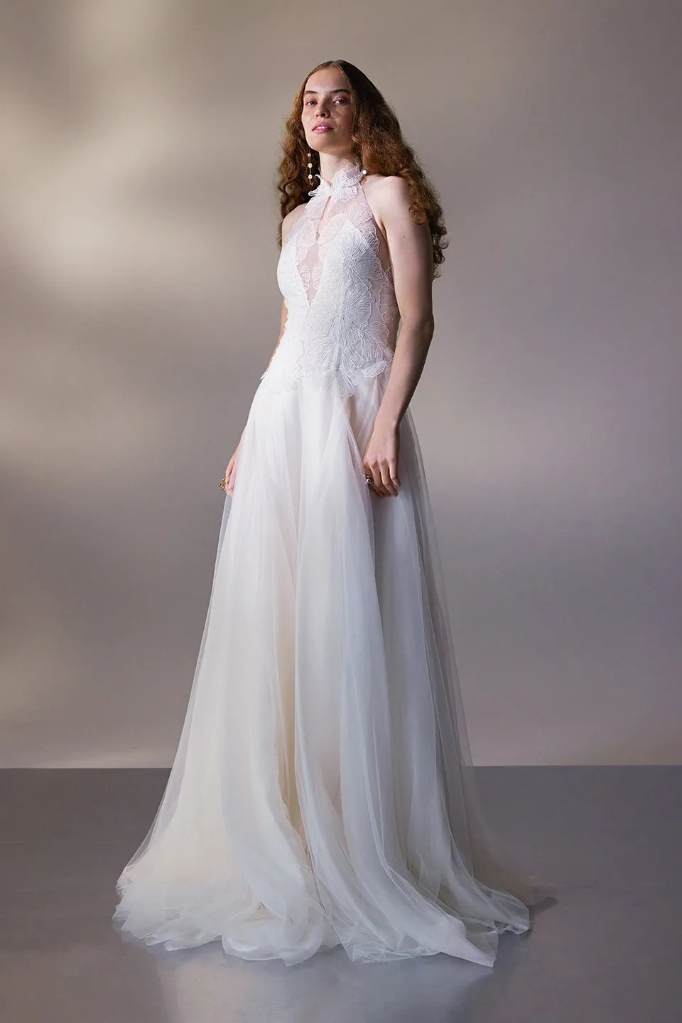 kaviar-gauche-grande-fleur-neckholder-brautkleid image 1