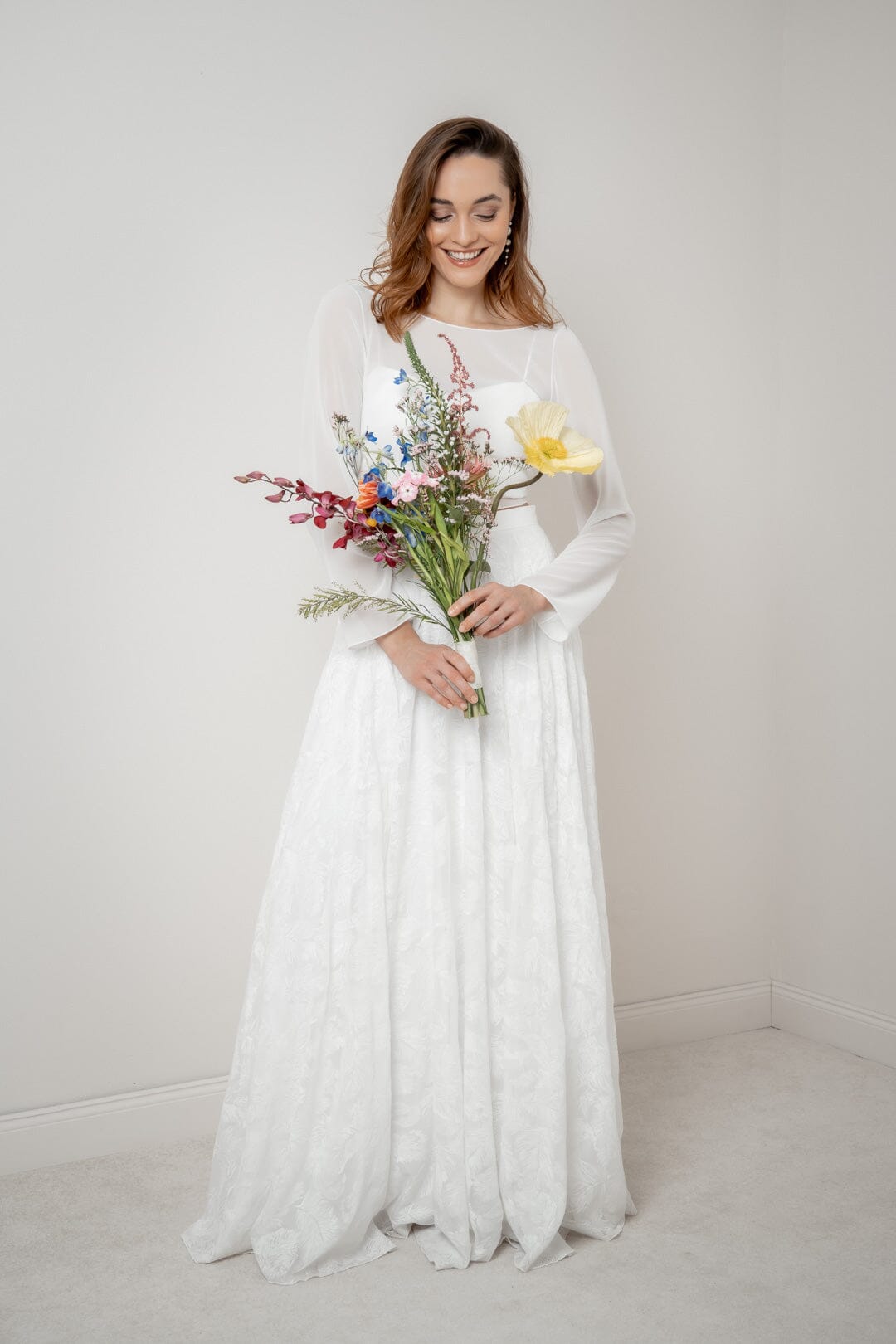 noni-gillianne-chiffon-brautrock-maxi-mit-federmuster-in-ivory image 1