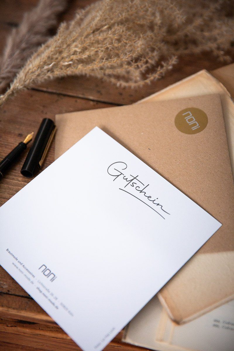 noni-geschenkgutschein-quadratische-postkarte-mit-golddruck image 2