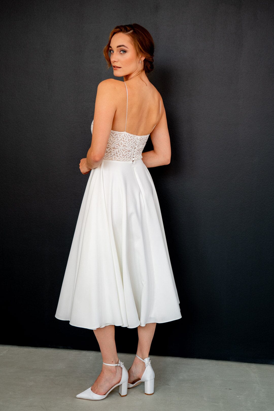 noni-junia-one-kurzes-brautkleid-midi-mit-spaghettitr-gern image 2
