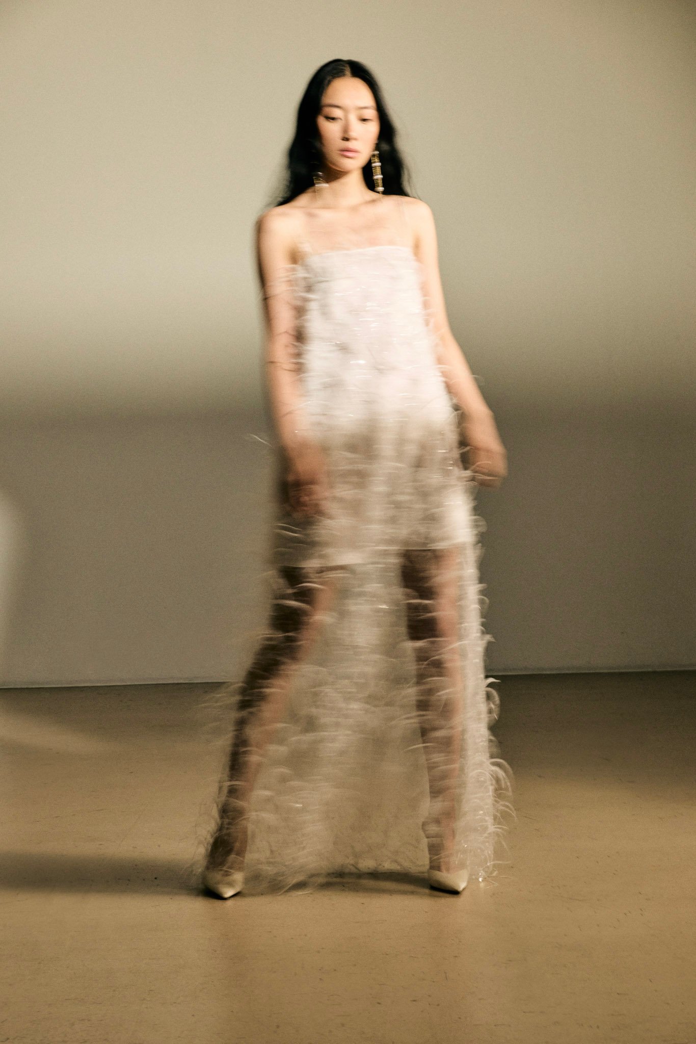 kaviar-gauche-feather-maxi-dress-feder-brautkleid-mit-spaghettitr-gern image 1