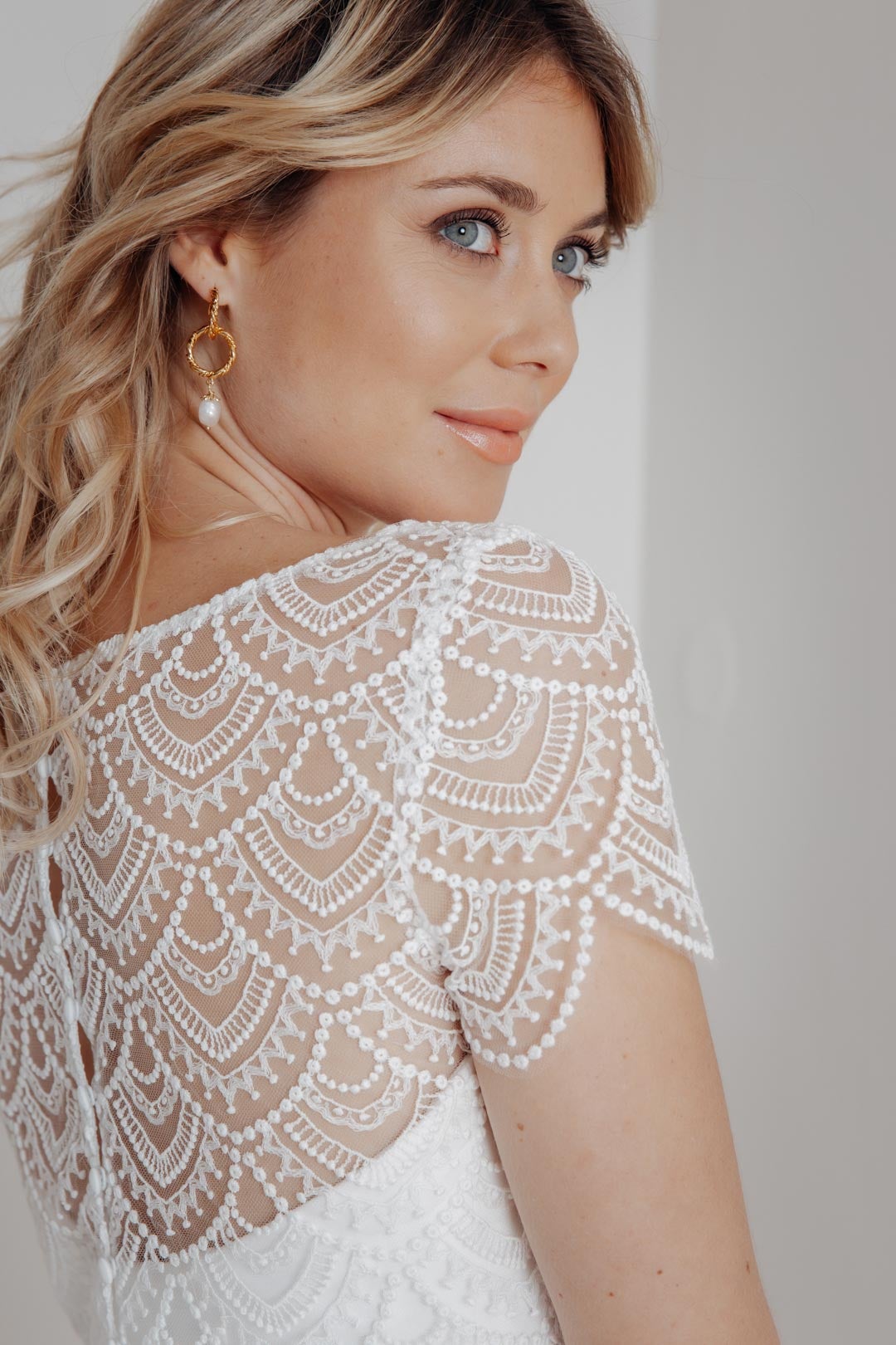 noni-niah-kurzarm-braut-top-aus-vintage-spitze-mit-knopfleiste image 5