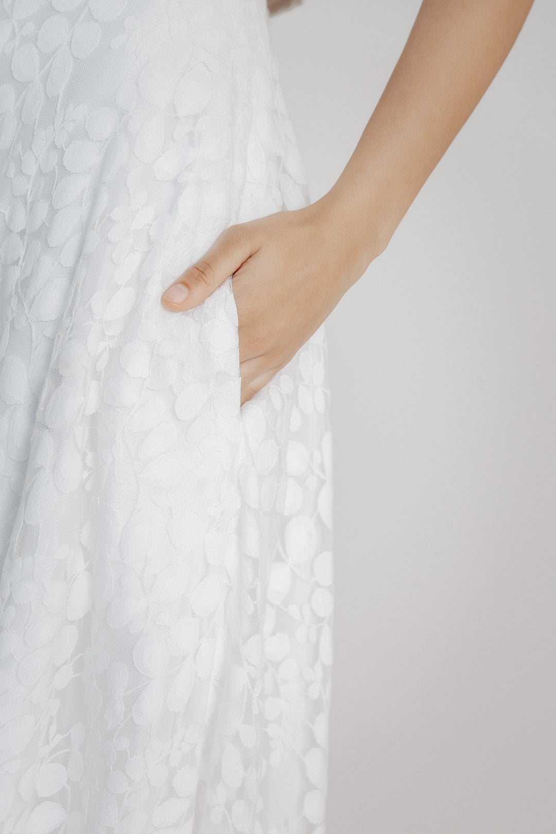 noni-liza-midi-brautrock-aus-botanikspitze-mit-taschen-in-ivory image 5