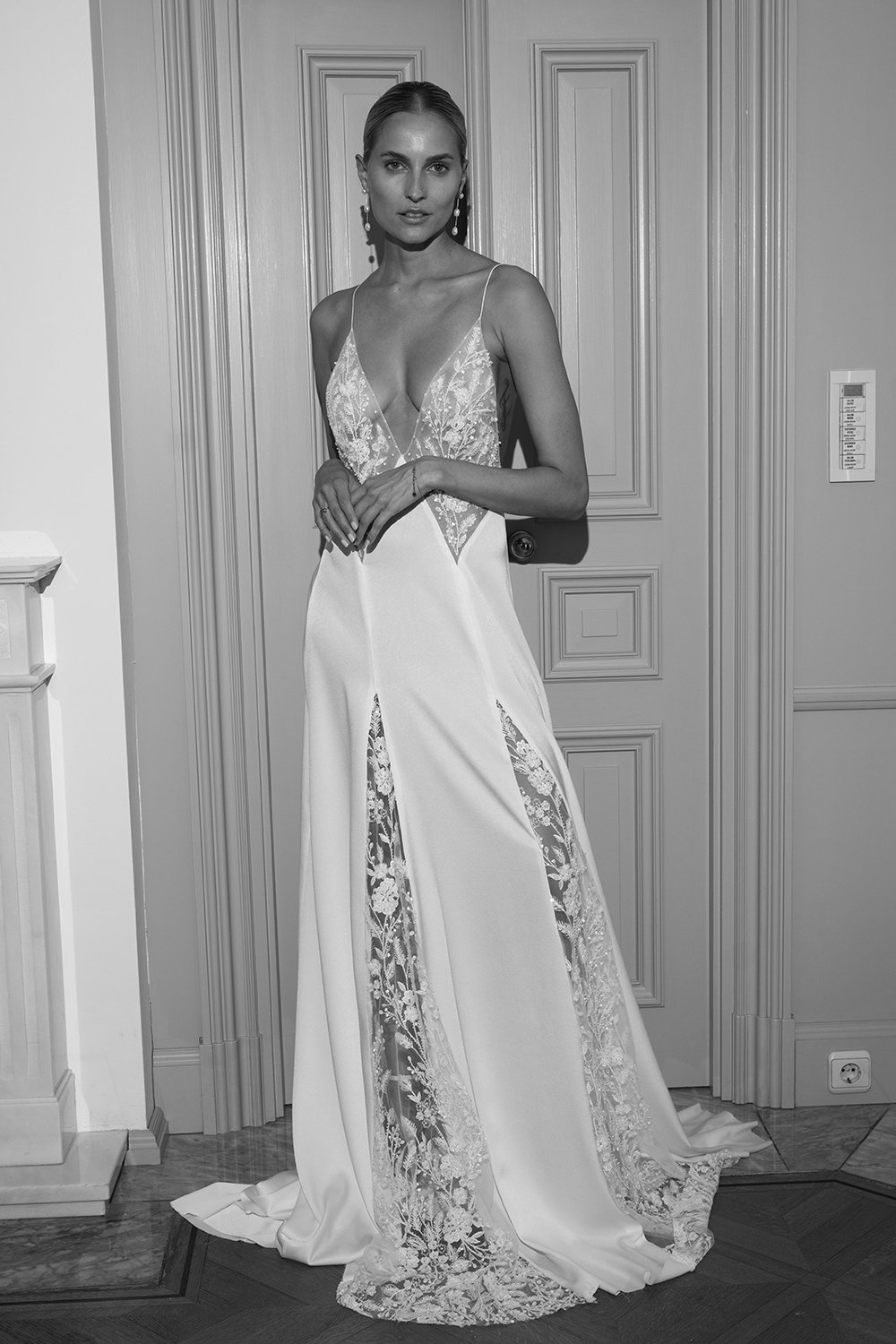 kaviar-gauche-tali-brautkleid-figurbetont-mit-couture-perlenstickerei image 2