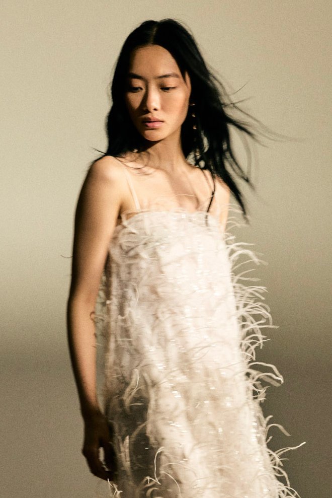 kaviar-gauche-feather-maxi-dress-feder-brautkleid-mit-spaghettitr-gern image 3