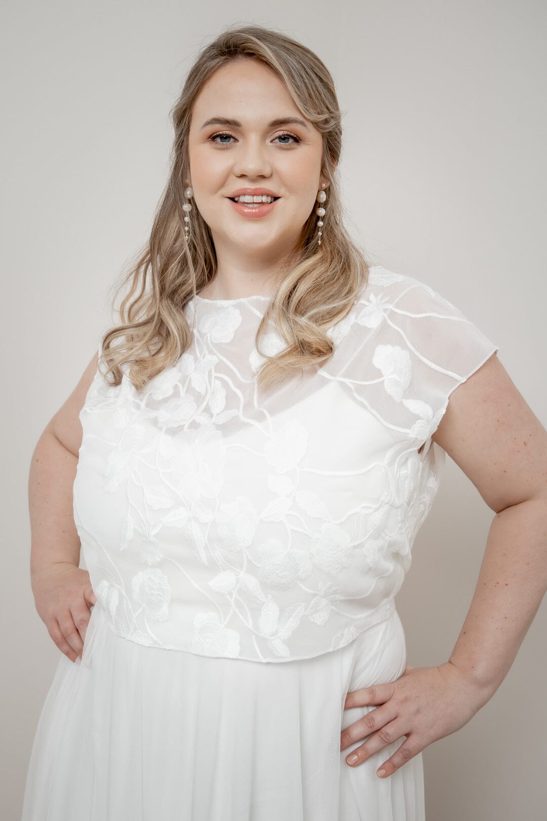 noni-eniz-chiffon-braut-top-curvy-ivory-blumenmuster image 1