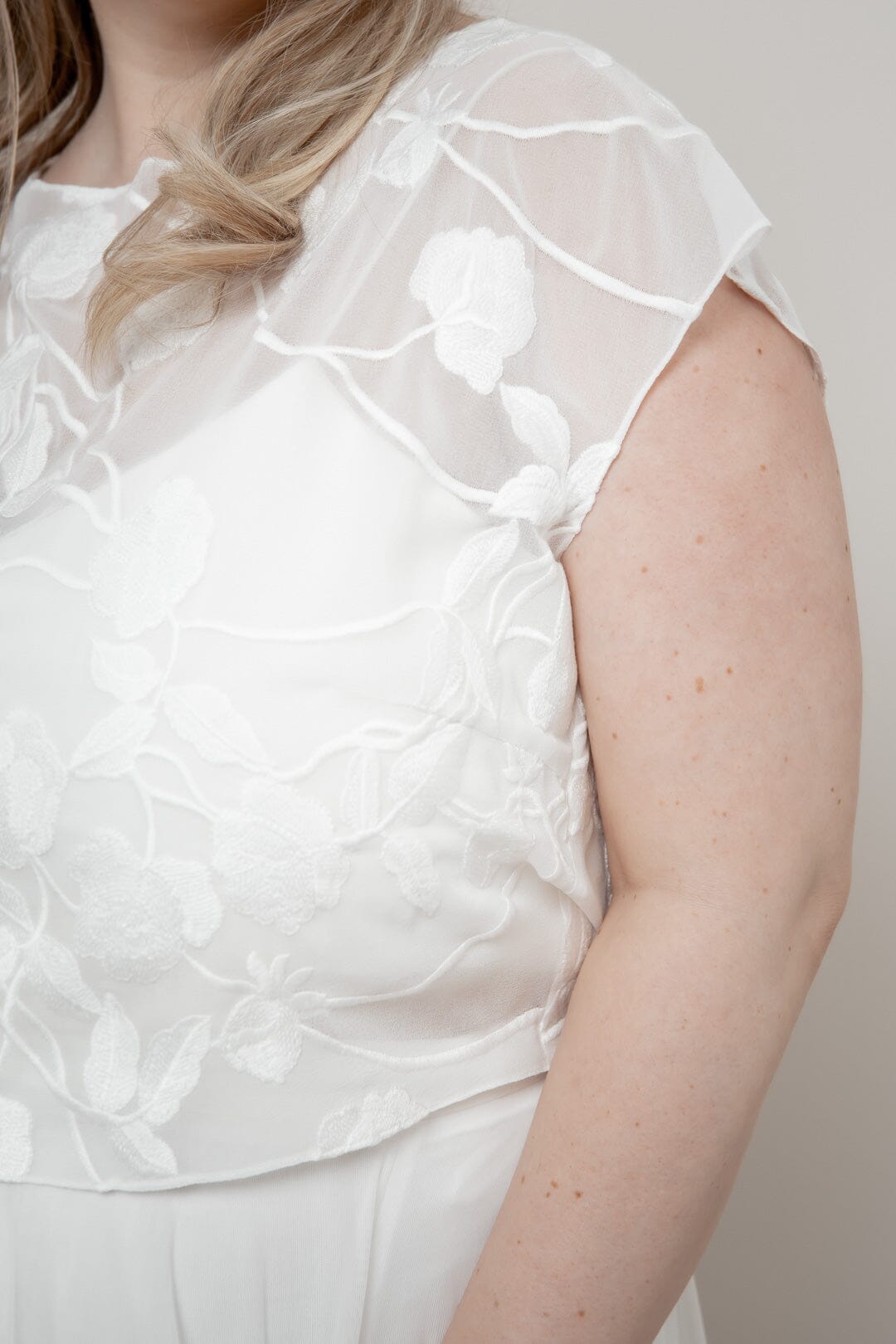 noni-eniz-chiffon-braut-top-curvy-ivory-blumenmuster image 3