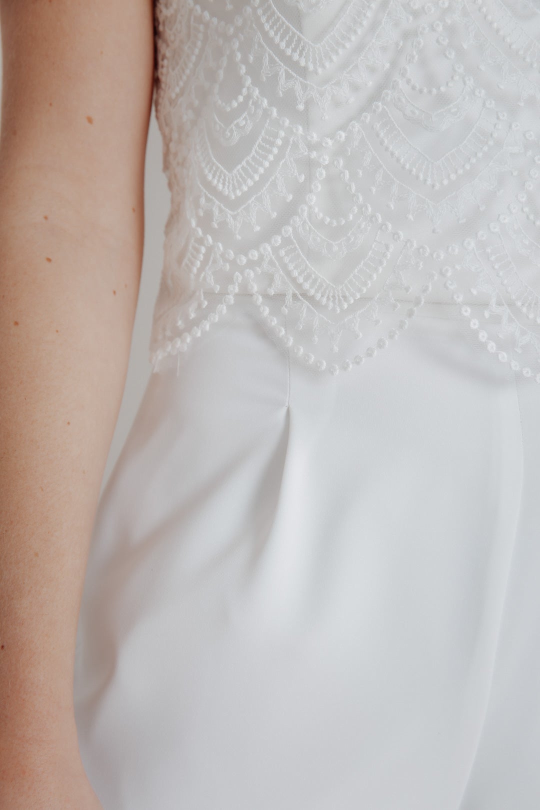 noni-niah-kurzarm-braut-top-aus-vintage-spitze-mit-knopfleiste image 7