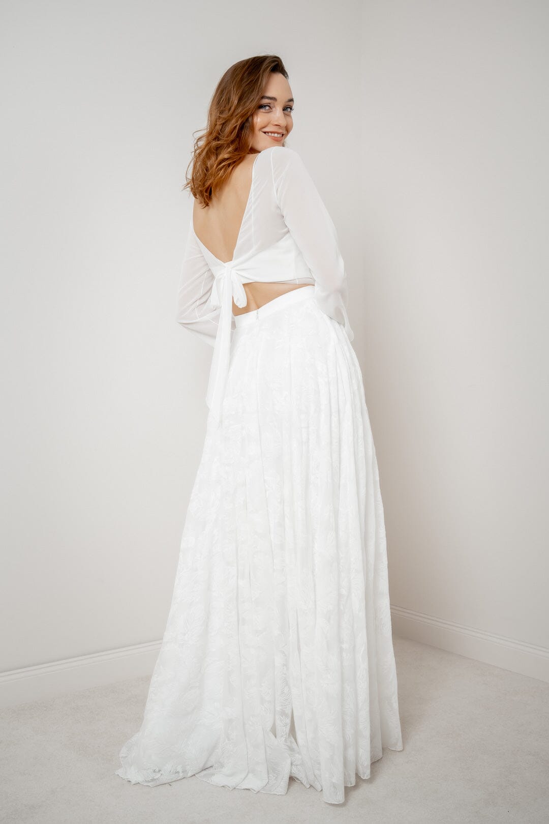 noni-gillianne-chiffon-brautrock-maxi-mit-federmuster-in-ivory image 6