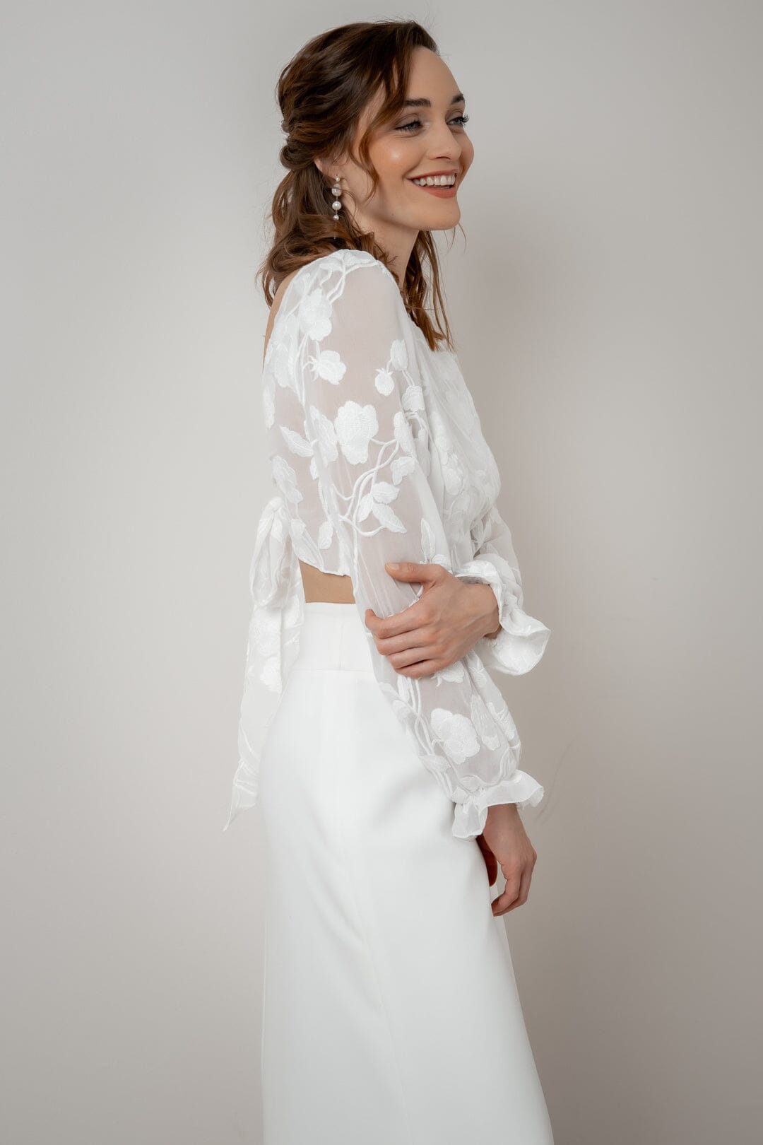 noni-laina-bluse-ivory-mit-blumenstick-und-r-ckenausschnitt image 1