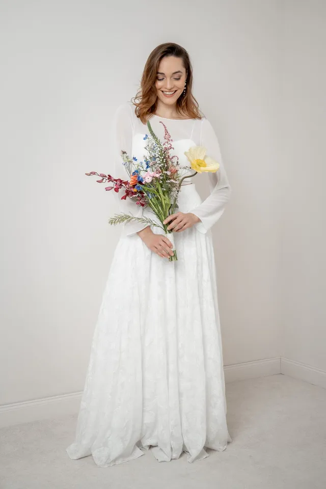 noni-gillianne-chiffon-brautrock-maxi-mit-federmuster-in-ivory image 1