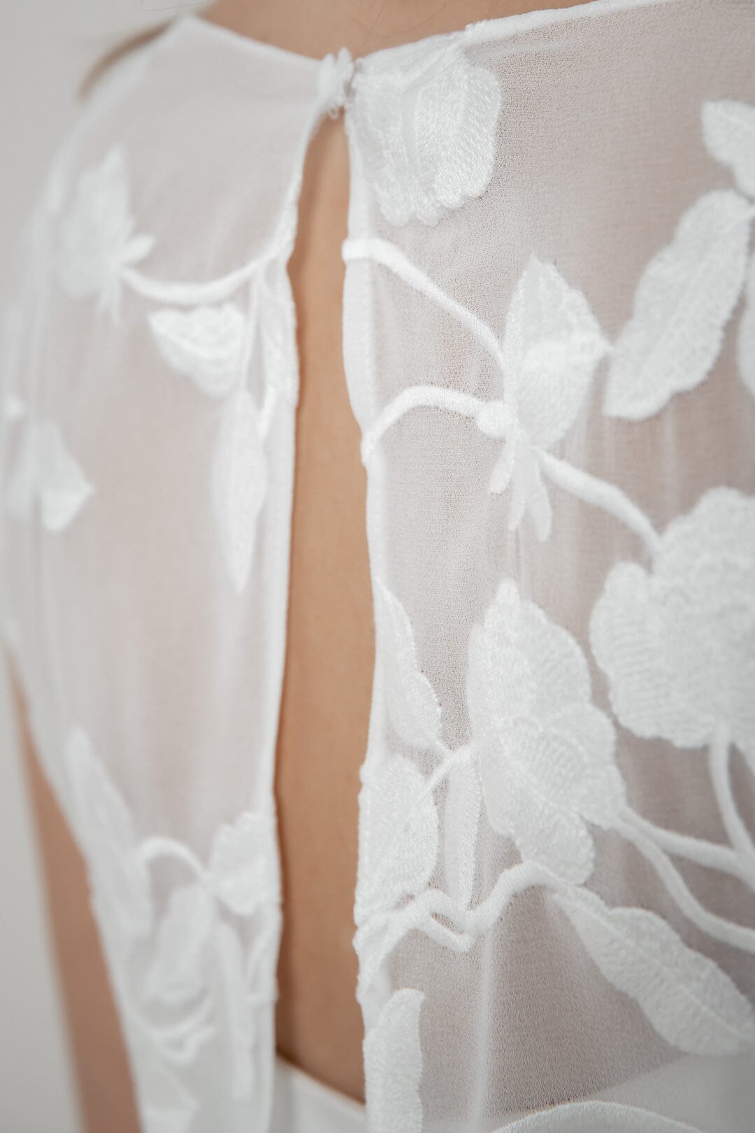 noni-eniz-chiffon-top-ivory-mit-stickerei-und-cap-rmeln image 6